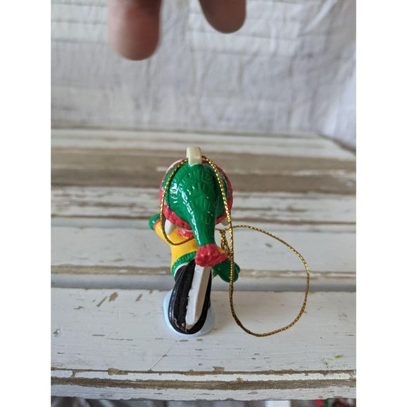 United feature Snoopy skating green hat ornament X - Picture 8 of 8